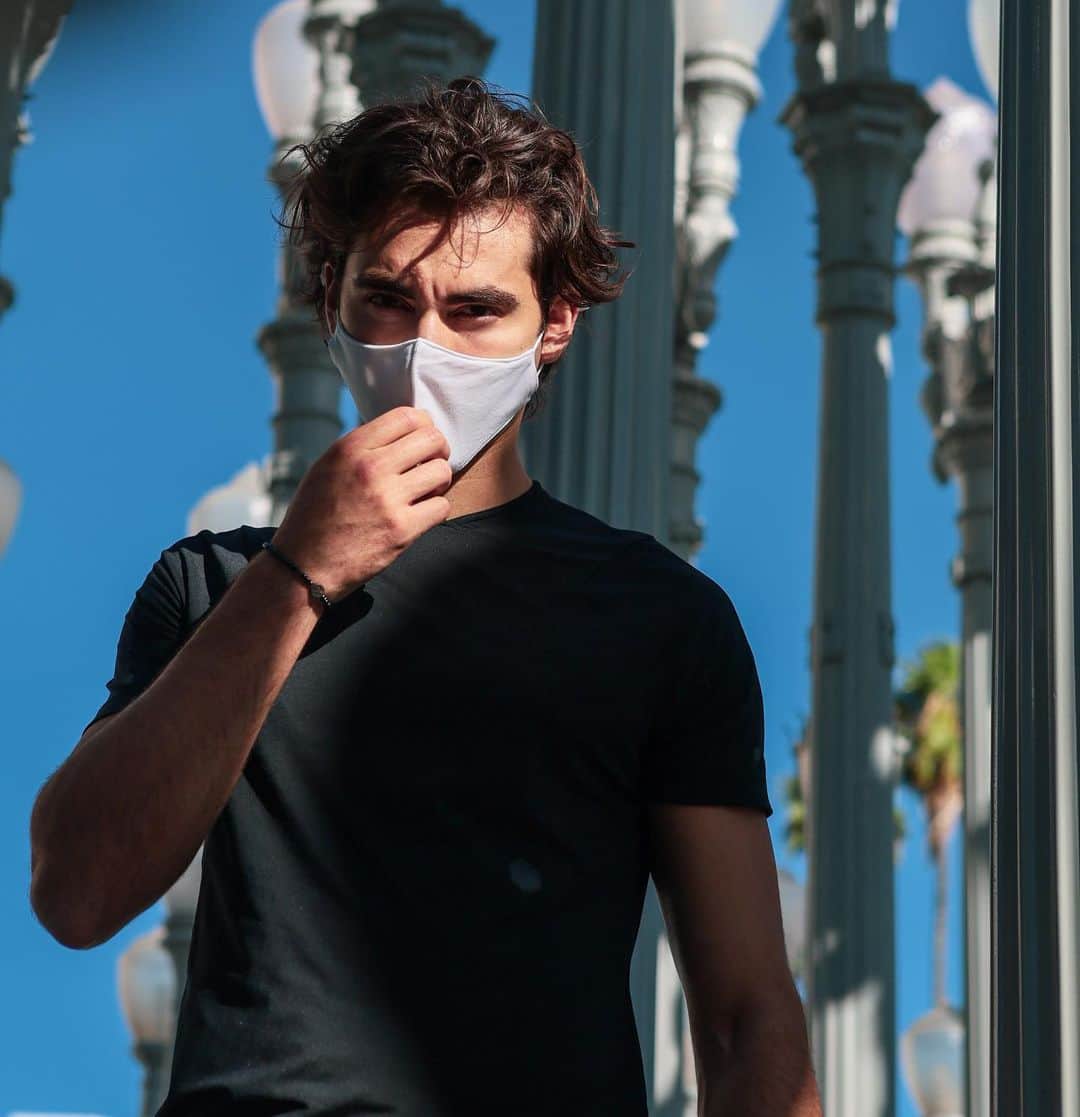 ブレイク・マイケルのインスタグラム：「lost 2 family members this year. wear a mask.」