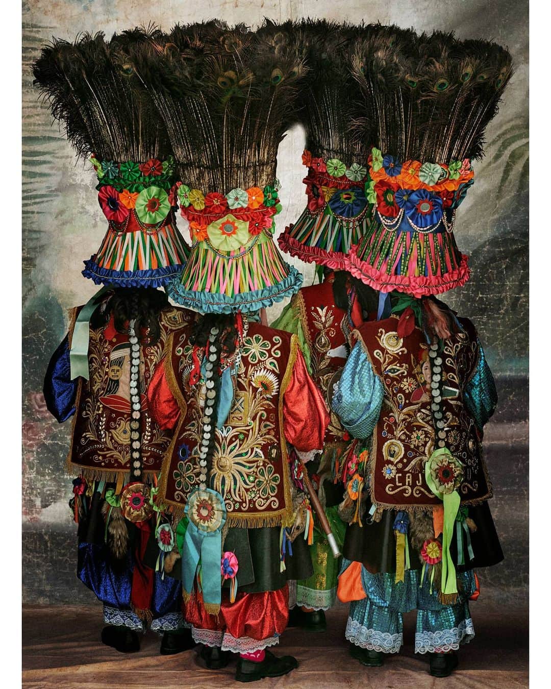 マリオ・テスティーノのインスタグラム：「I was amazed to meet and shoot this group of Huancos dancers, who represent Inca warriors and have kept their traditions through times of so much change. Like me, they are from Lima, but they are from the mountains and I’m from the coast, where we sometimes forget about traditions. Being Peruvian is to grow up surrounded by an incredible heritage, and sometimes we stop seeing the beauty just because it is there all the time. Through Alta Moda I want to celebrate Peru’s traditions and share them with the world.⁣ _⁣ Me encantó conocer y fotografiar a este grupo de bailarines de la danza de Los Huancos, quienes representan a los guerreros incas y han mantenido sus tradiciones a través de tiempos de tanto cambio. Como yo, son de Lima, pero son de los andes y yo de la costa, donde a veces nos olvidamos de las tradiciones. Ser peruano es crecer rodeado de una herencia increíble, y a veces dejamos de ver la belleza solo porque está ahí todo el tiempo. A través de Alta Moda quiero celebrar las tradiciones del Perú y compartirlas con el mundo.⁣ _⁣ Men's costumes for the Huancos dance, province of Cajatambo, Lima, Peru 2019⁣ ⁣ #AltaModa #MarioTestino #LimaPeru #Cajatambo」