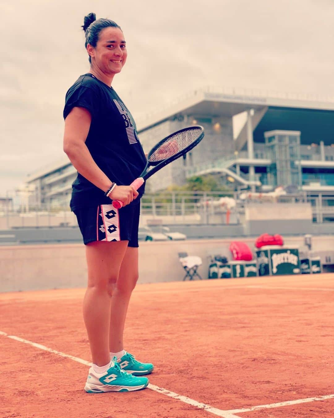 オンスジャブールのインスタグラム：「Clay Mood 👀 🎾😊  @rolandgarros #yallah #grinta」