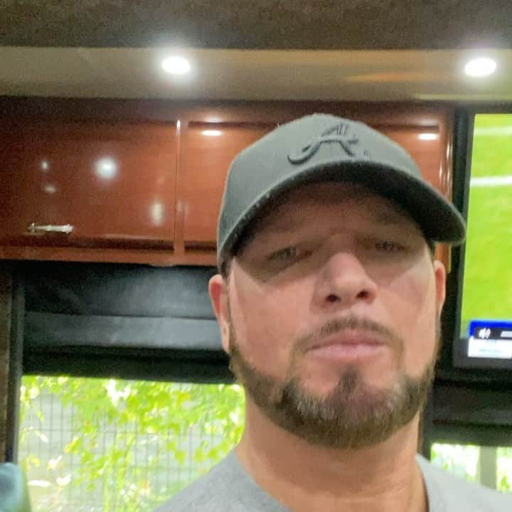 アレン・ジョーンズのインスタグラム：「Here is the second bus video. That’s right the second half of my bus. I promised to show you where all the magic happens....magical video games.」