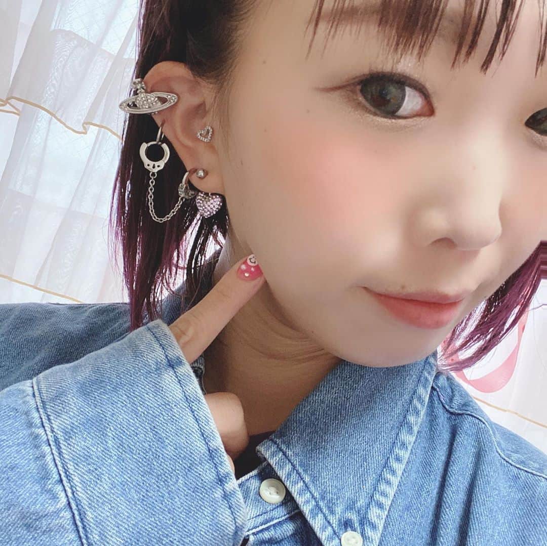 RINGOのインスタグラム：「👂🏻👂🏻👂🏻 ピアス、つながってるやつ2つ目ゲットーーー😍😍😍😍 手錠のやつね🥰 かわいいかわいいかわいいいい このつながってるシリーズぜんぶほしい🥺ྀི💖💖 • そんでまたどっかピアス開けたい欲、、 皮膚科で最強のくすりもらったから無敵やしな☺️✨ • #ピアスコーデ #ピアス #ボディピアス #medistore #トラガス #アウターコンク #ヘリックス #セルフピアッシング #viviennewestwood」
