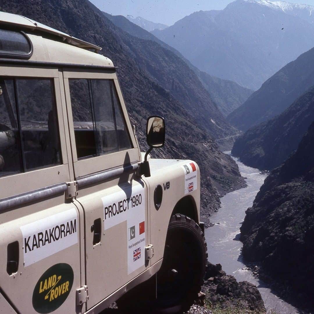 Land Roverさんのインスタグラム写真 - (Land RoverInstagram)「Pakistan - 1980, where a @rgs_ibg expedition took the #ShapeOfAdventure on an extraordinary geographical journey - made possible with one of the first uses of the #LandRover bursary. Search 'RGS Land Rover Bursary' to learn more.  #Defender #Mountains #Pakistan #4x4 #Offroad #Adventure #Carsofinstagram」9月26日 18時00分 - landrover