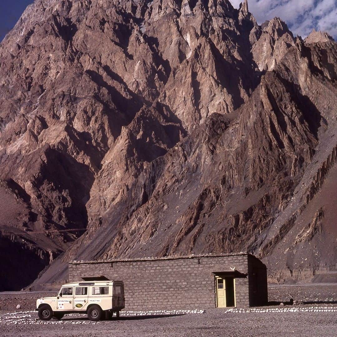 Land Roverさんのインスタグラム写真 - (Land RoverInstagram)「Pakistan - 1980, where a @rgs_ibg expedition took the #ShapeOfAdventure on an extraordinary geographical journey - made possible with one of the first uses of the #LandRover bursary. Search 'RGS Land Rover Bursary' to learn more.  #Defender #Mountains #Pakistan #4x4 #Offroad #Adventure #Carsofinstagram」9月26日 18時00分 - landrover