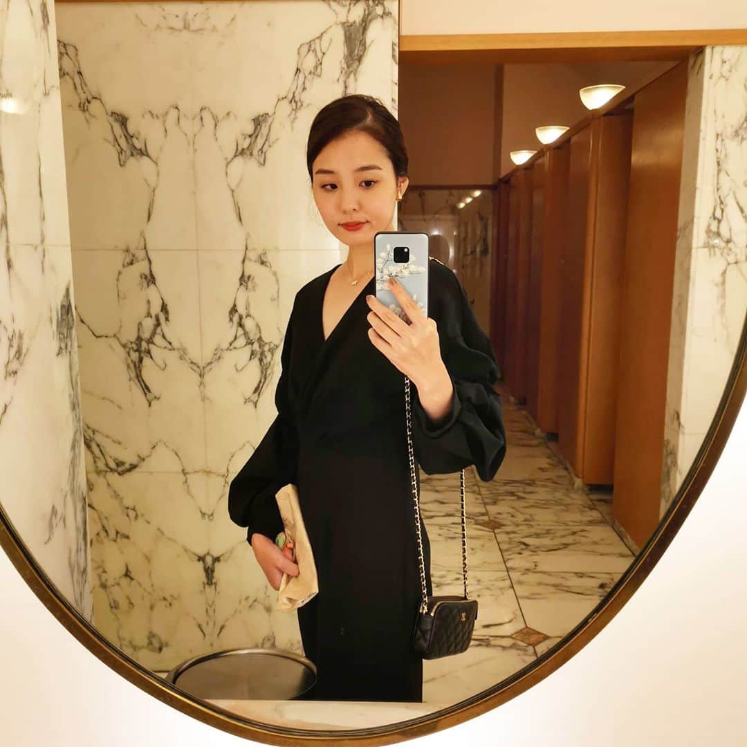 ayaka8880のインスタグラム：「. . 只今、帰り道。 . 友人と笑って泣いて、仲睦まじい新婚さんに心洗われ、美食に舌鼓。 . 結婚式ってなんて素敵なのでしょうか😢♥呼んでくれて、ありがとーう！ . 今の私…中学生のとき、SMAPのコンサートで興奮冷めやらぬまま電車で揺られた、あの状態と同じです(31歳です)。 . 本当におめでとう。幸せになってね。 . ちなみに着物レンタル予定が予約忘れで、こちらのワンピースに。3回は着ています。 . ここ数年の結婚式、全部これですみません💃 . #結婚式 #お呼ばれコーデ」