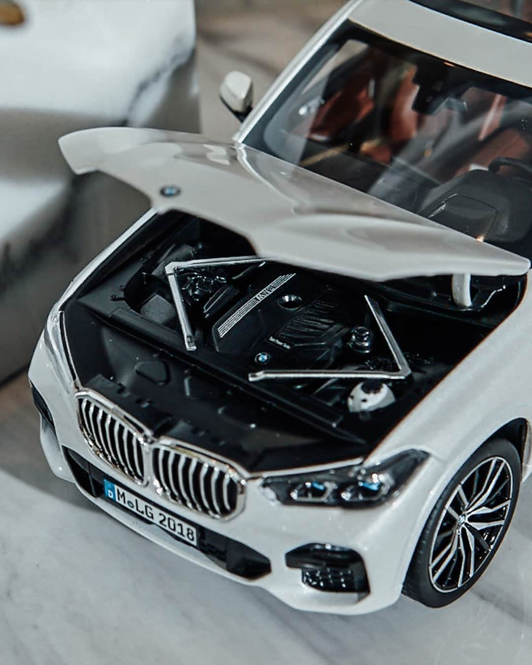 BMWさんのインスタグラム写真 - (BMWInstagram)「Greatness is not a matter of size.  The Miniature BMW X5.  #MyBMWLifestyle #BMW #BMWMiniatures」9月26日 18時00分 - bmw