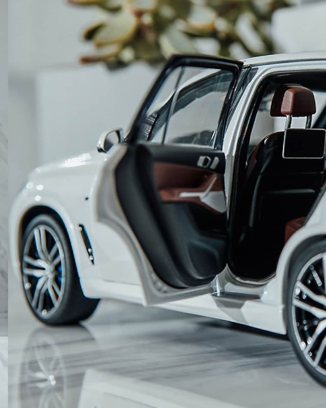 BMWさんのインスタグラム写真 - (BMWInstagram)「Greatness is not a matter of size.  The Miniature BMW X5.  #MyBMWLifestyle #BMW #BMWMiniatures」9月26日 18時00分 - bmw