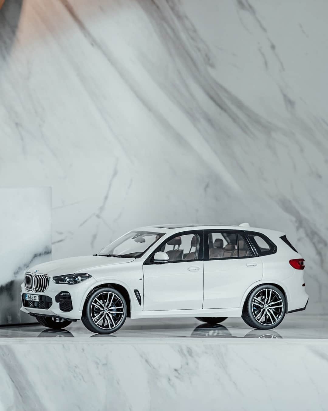 BMWのインスタグラム：「Greatness is not a matter of size.  The Miniature BMW X5.  #MyBMWLifestyle #BMW #BMWMiniatures」