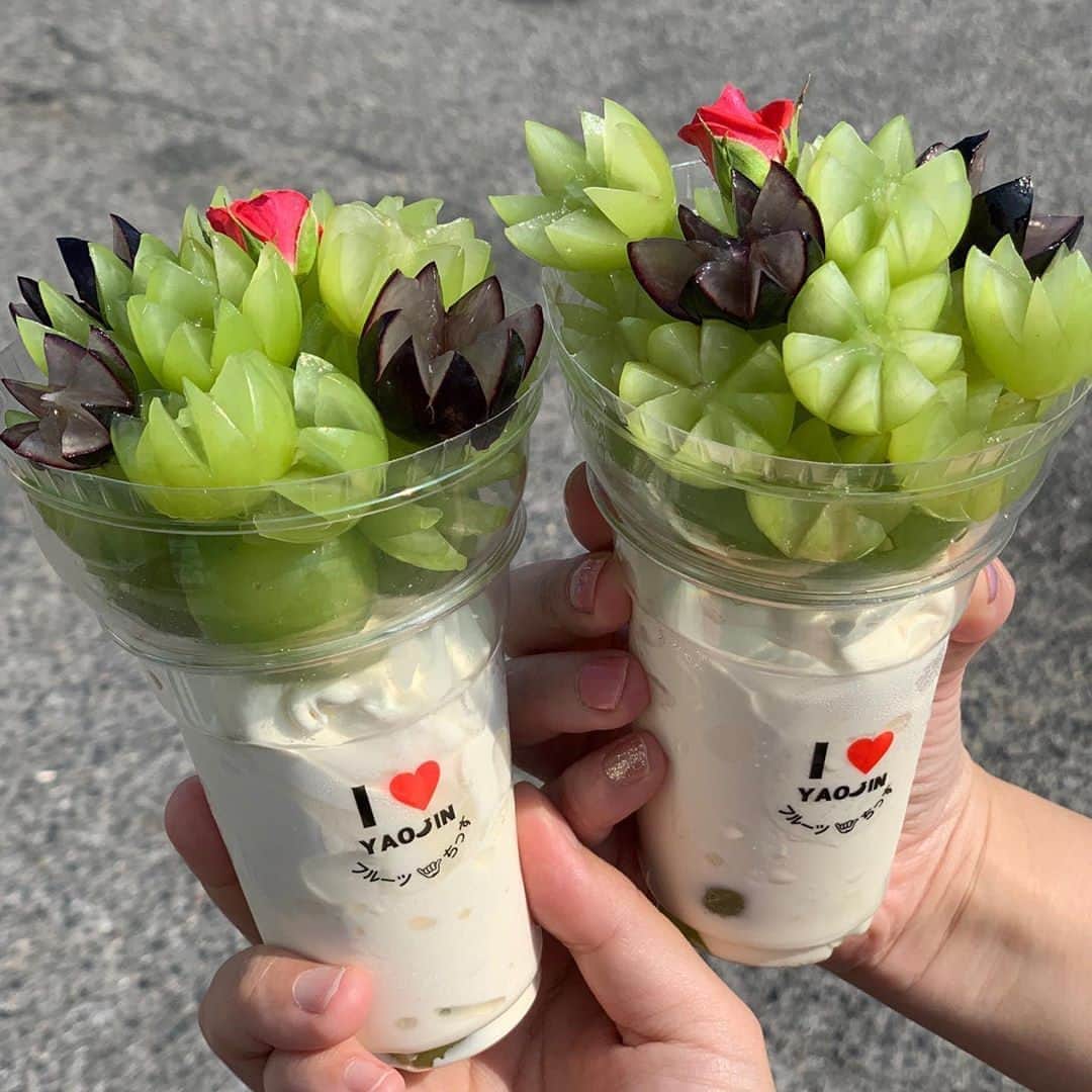のインスタグラム：「.⁣ シャインマスカットで作られたお花がトッピングされたソフトクリームに注目。⁣ .⁣ 萌え断フルーツサンドで有名な愛知県の『八百甚 ヤオジン @808_yaojin 』ではソフトクリームが販売中。おすすめはお花型にカットされたシャインマスカットがたくさんトッピングされた「シャインマスカットソフト」。他にもモモやマンゴーをトッピングしたソフトクリームがありますよ♪⁣ .⁣ 記載している営業時間・定休日は異なる場合がございます。事前にご確認ください。⁣ お店の感染予防対策にも必ず従い、安全に楽しむことを心がけましょう。⁣ .⁣ MERYでは他にも「かわいい」に近づくさまざまな情報を発信しています。⁣ @mery.beauty コスメ・美容に特化した情報をお届け♡⁣ @mery_spot 話題のカフェやお出かけスポットをご紹介！⁣ @_meryshop_  MERYセレクトの可愛いアイテムがたくさん⁣ こちらもぜひチェックしてみてください！⁣ .⁣ .⁣ photo by @hinata_suukki⁣ .⁣ #MERY #regram #shinemuscat #cafe #먹스타그램 #카페스타그램 #카페 #냠냠 #청포도 #マスカット #フルーツ #シャインマスカット #フルーツ大好き #愛知カフェ #ソフトクリーム #名古屋カフェ #愛知グルメ #ソフトクリーム部 #甘党 #甘党女子 #甘いもの好きな人と繋がりたい #名古屋グルメ #おしゃれカフェ #カフェ活 #カフェ #カフェ巡り #カフェ好きな人と繋がりたい #お洒落さんと繋がりたい #MERY女子 #メリー」