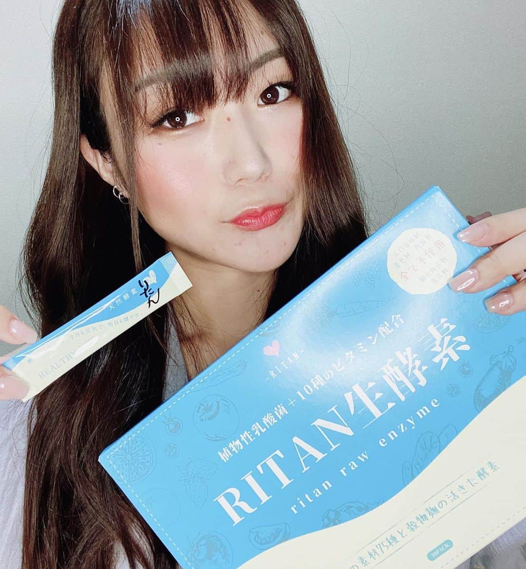 のインスタグラム：「RITANの生酵素は7種類のスーパーフードと 7種類の穀物を麹菌で発酵させ生かしたまま 粉末化させるから酵素が生きてるんだって✨ 年齢重ねると消化酵素が減少しちゃうけど 麹由来の生酵素がサポートしてくれるよ！ 他にも75種類の植物発酵エキスが入ってるって 嬉しい🙌❤️. . . .  #RITAN #RITAN生酵素 #酵素 #生酵素 #酵素ドリンク #酵素ダイエット  . . .」