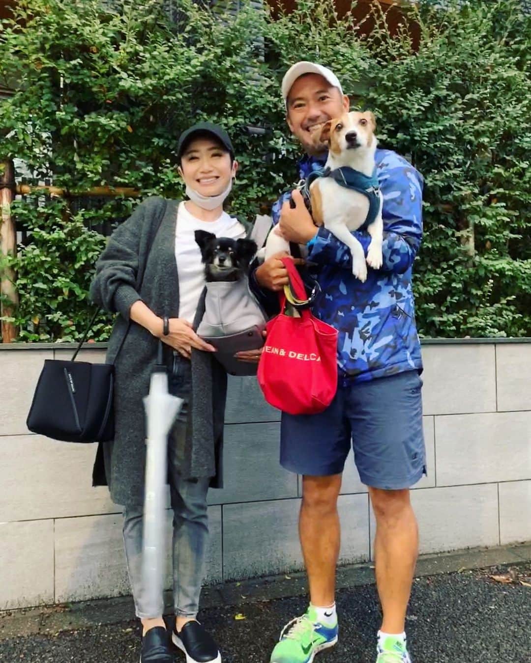 市橋有里のインスタグラム：「アクエリアスでお世話になった @samurailatino が愛犬の病院帰りに会いに来て下さいました☻ しかも私が大ファンのクッキー君まで❤︎ @cookie_komazawa  カズさん、ありがとうございます！ またみんなで会える日を楽しみに✨ ・ #アクエリアス #コカコーラ #この後すってんころりん転んじゃうというw #やっぱりランニングシューズじゃないとw 久々の　#再会 @yuki_a10b  の酸素室生活」