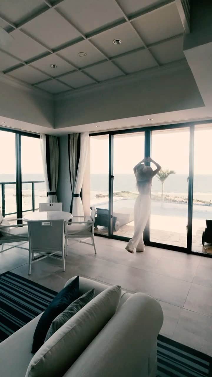 MARISのインスタグラム：「My first Reel ✔️ We stayed the best suit room @shigira.seven.miles.resort ❤️ 初reelしてみたよ🙈💋 今回初ルームツアーもしてみたから久々にyoutube upするつもり❤️」