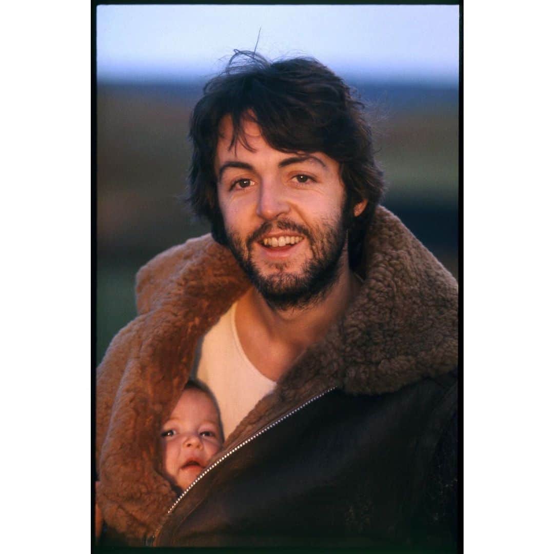 ポール・マッカートニーさんのインスタグラム写真 - (ポール・マッカートニーInstagram)「Paul with his daughter Mary at home in Campbeltown, Scotland. Photo by @lindamccartney, used for the back cover of Paul's debut solo album 'McCartney' in 1970 🍒   The #RecordStoreDay September drop is here, which means the 50th anniversary #McCartney vinyl is out today! Find your nearest participating record store via @recordstoreday.」9月26日 17時55分 - paulmccartney