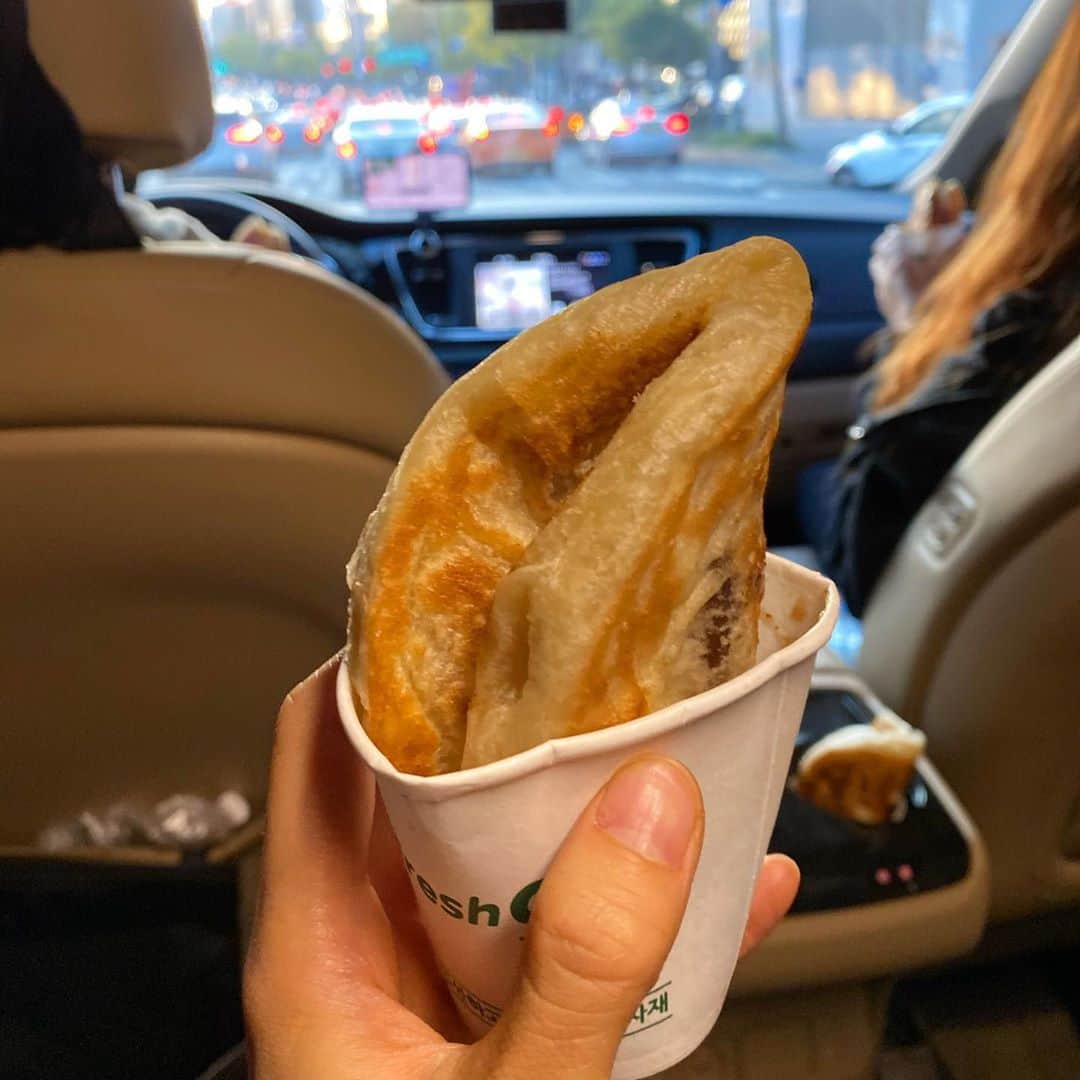 ウォン・ジナのインスタグラム：「2020 첫 호떡🍯」