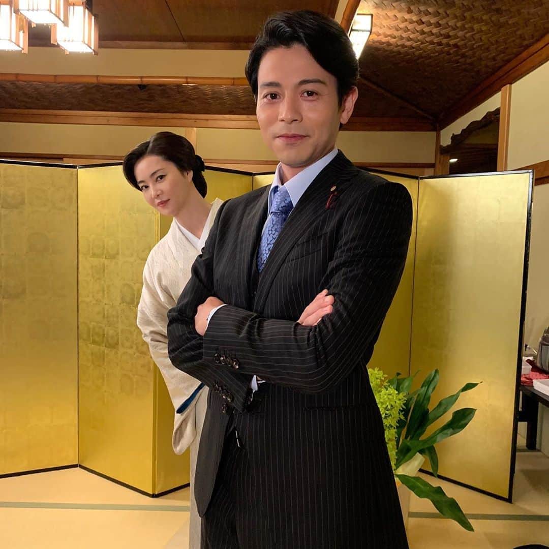 【公式】私たちはどうかしているのインスタグラム：「﻿ ‪オフショ公開‼️本日はこちら🙌‬﻿ ﻿ ‪#今日子たん溝口先生の後ろでニヤリ😎‬﻿ ‪#かなり深ーい仲らしいお2人‬﻿ ‪#高級料亭で密会っ👀‬﻿ ‪#椿さまのパパなのかそれとも⁉️‬﻿ ‪#私たちはどうかしている ‬﻿ ‪#わたどう‬﻿ ‪#浜辺美波‬﻿ ‪#横浜流星‬﻿ ‪#吉沢悠‬﻿ ‪#観月ありさ‬﻿ ‪#最終回2時間SP9月30日夜9時‬」