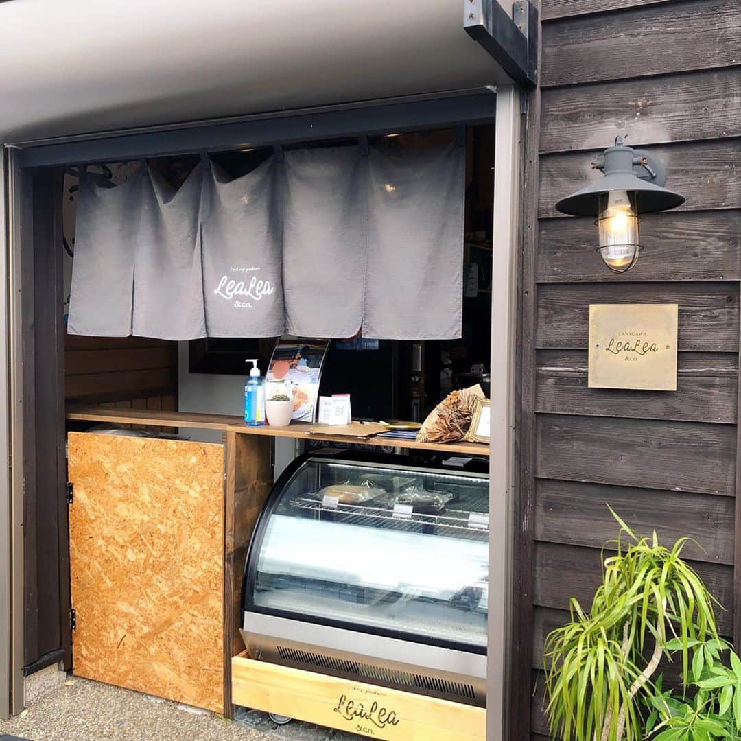 前田友香のインスタグラム：「🌟柳川散歩🌟﻿ ﻿ 沖端橋の角に﻿ 小さな﻿ ケーキ屋さんを発見‼﻿ ﻿ @lealeaandco  ﻿ #チーズケーキ﻿ #ガトーショコラ﻿ #アップルパイ﻿ の3種類があって﻿ ﻿ 今回は﻿ チーズケーキにしました！ ﻿ ﻿ ﻿ ﻿ ﻿ ﻿ 可愛いキューブ型の﻿ 箱に入っていて﻿ 開けると﻿ ﻿ ﻿ 『たまには甘えよう…』﻿ ﻿ ﻿ 甘えていいですか！﻿ 毎日甘えていいですか！﻿ もう甘えてます！﻿ すいません！﻿ ﻿(心の声) ﻿ いやぁ〜﻿ ステキな言葉ですね✨﻿ ﻿ ﻿ ﻿ ﻿ ﻿ もう本当に﻿ たまらんです！﻿ 美味しかった！美味しかった！﻿ 本当に！(語彙力)﻿ ご馳走さまでした🙇‍♀️✨﻿ ﻿ ﻿ ﻿ また食べたい！﻿ 次は﻿ アップルパイを食べたい！﻿ ﻿ 家族にも﻿ 食べさせたい♡﻿ ﻿ ﻿ みなさんも﻿ 柳川にいってみてくださいね！﻿ ﻿ ﻿ ﻿ ﻿ ﻿ ﻿ #柳川﻿ #柳川市﻿ #城下町﻿ #観光地﻿ #観光スポット﻿ #gotoキャンペーン﻿ #福岡観光スポット﻿ #スイーツ﻿ #ケーキ﻿ #チーズケーキ﻿ #おやつ﻿ #カフェ﻿ #カフェ巡り﻿ #お菓子屋さん」
