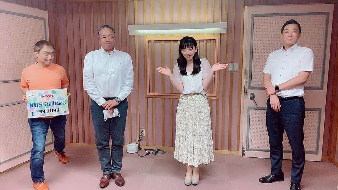 関明日香さんのインスタグラム写真 - (関明日香Instagram)「. 今週のKBS京都ラジオ 「藤田純のやるしかないだろ」 聴いて頂けましたか？！(*^▽^*) まだの方はラジコで是非お聴き下さい😊💕✨ エリアフリー会員なら全国のラジオが聴けますよ🌸 . 今回は、株式会社ヒラタの新たな取り組み、展望をお話頂きました😍😍 コロナ禍でいかに前向きに進めるのか？この番組は、ポジティブになれる番組だなぁ〜と改めて感じました☀️ . 嬉しい事に少しずつ番組にメッセージを下さる方が増えて嬉しい限りです❤️ありがとうございます🙇‍♂️🙇‍♂️ これからも、皆様からのメッセージお待ちしてます😉 紹介させて頂きましたら、京都東山仁王門の日の出テントさん謹製、番組ロゴ入りオリジナル小銭入れプレゼントさせて頂きます🎁 メッセージ&お名前&住所、郵便番号 お忘れなく💌💌 . メッセージはKBS京都ラジオ 「藤田純のやるしかないだろ」の ホームページ⬇️ https://www.kbs-kyoto.co.jp/radio/jun/ または、jun@kbs.kyotoの メールアドレスまでぇぇ😊 . . . #kbs京都 #kbs京都ラジオ　#radio #中小企業 #頑張れ #頑張れ日本 #japan #fight #やるしかないだろ #知り合い #コロナに負けるな #ラジオを聴こう #関西 #kyoto  #関西タレント　#ラジオパーソナリティー　#アナウンサー　#リポーター」9月26日 18時00分 - asuka2586