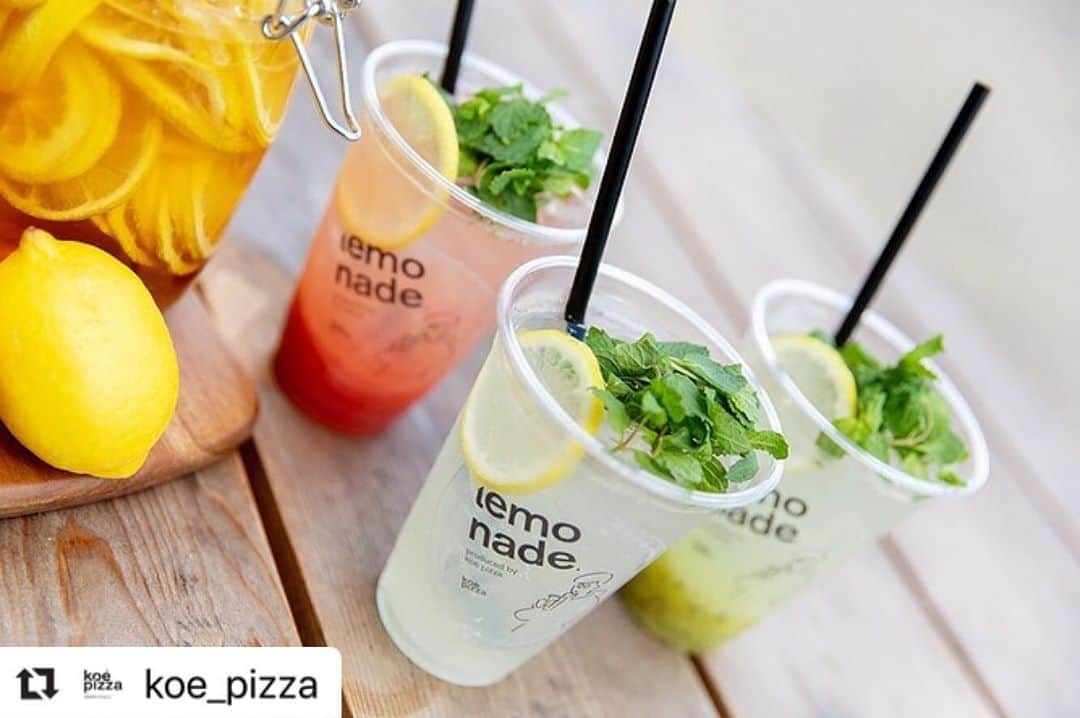 コエのインスタグラム：「. 期間限定の自家製レモネード🍋  爽やかなミントと炭酸がさっぱりしていて、 何度でも飲めちゃうドリンクです！ . . . 🍕pizza & beer garden 7/17(fri)-9.30(wed) every day  16:00〜21:00  ●ピッツァ&ビアガーデンコース ¥4000+tax 〈地産ワイン飲み放題 +¥1000+tax〉 120分制飲み放題+前菜+サラダ+ピッツァ1枚+スイーツ  ●キッズコース ¥2000+tax ピッツァ1枚+スイーツ+ソフトドリンク飲み放題  ※ピッツァは「koe pizzaの特製マルゲリータ」または「岡山産森林鶏の照り焼きチキンピッツァ」のお好きな方をお選びいただけます。 ※ビアガーデン期間中、定休日はございません。 ※雨天中止となります。予めご了承ください。  . 🍕koe pizza open：2020.6.19 fri address：岡山県岡山市北区石関町7 石山公園内 opening hours：July - September AM 10:00-PM 21:00  closed：ー . . ＊koe pizzaでは、開放的な空間に加えて 手洗いの徹底やマスクの着用、ソーシャルディスタンスの確保など感染防止対策を徹底の上、営業いたします。 ＊ご予約は、お電話または食べログでも承っております。 . . #koe #koepizza #ethical #pizza #okayama #okayamapizza #okayamacafe #diningout #domainetetta #コエ #コエピザ #ピザ  #エシカル #岡山 #岡山グルメ #岡山カフェ #岡山レストラン#岡山ピザ #岡山ランチ #地産地消 #吉田牧場 #チーズメルト #石山公園 #岡山城 #後楽園 #ダイニングアウト #長場雄 #萬代基介 #シルバーウィーク #レモネード」