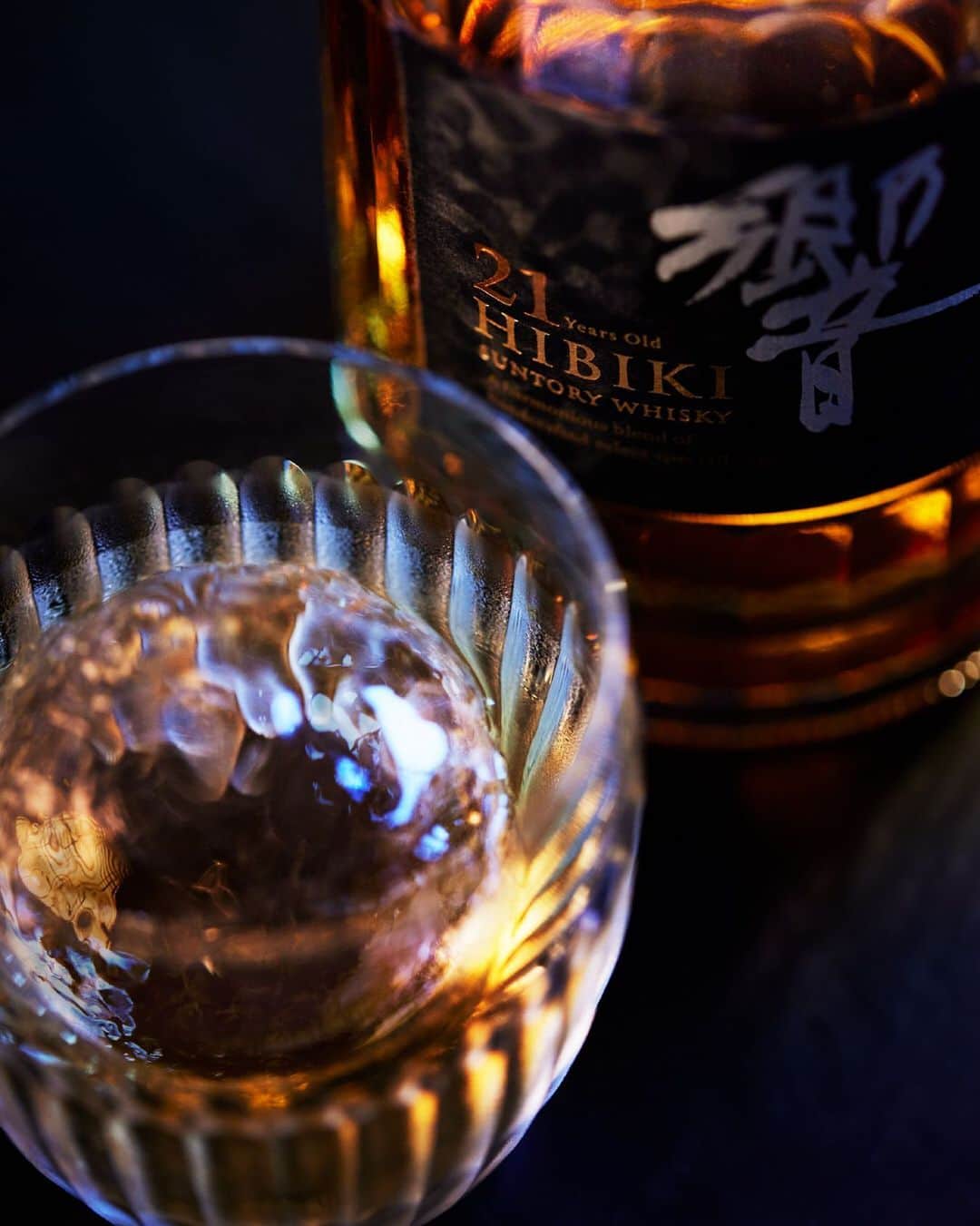 響 | SUNTORY WHISKY HIBIKIさんのインスタグラム写真 - (響 | SUNTORY WHISKY HIBIKIInstagram)「. HIBIKI TIME　～二十四節気・秋分～　  グラスから漂うのは、琥珀が宿す濃艶な色香。 The deep and fragrant sweet aroma floats out of the whisky glass.  #hibiki #響 #二十四節気 #24seasons #秋分 #shubun #autumn #月見 #秋の夜長 #丸氷 #moonwatching #iceball」9月26日 18時05分 - suntorywhisky_hibiki