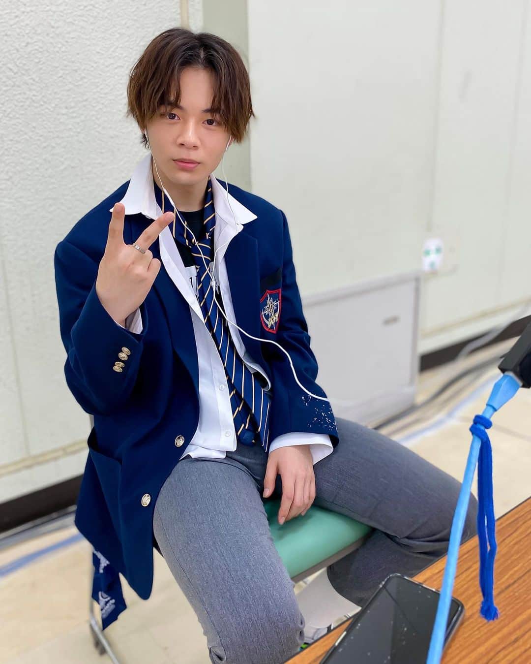 鶴房汐恩（JO1）のインスタグラム：「JAMの皆さんへ  特典会2日目② ただいま #JO1 特典会実施中‼️ 天気は曇っていてもメンバーたちの気持ちは晴🌞 #JAM に逢えて嬉しい🎵楽しい🎶 #JO1 —— [👽] ➖➖➖➖➖➖➖➖➖➖➖➖➖➖➖➖➖ #tsuruboshion #tsurubo #shion #鶴房汐恩 #JO1 #JAM #produce101japan #japan #jpop」