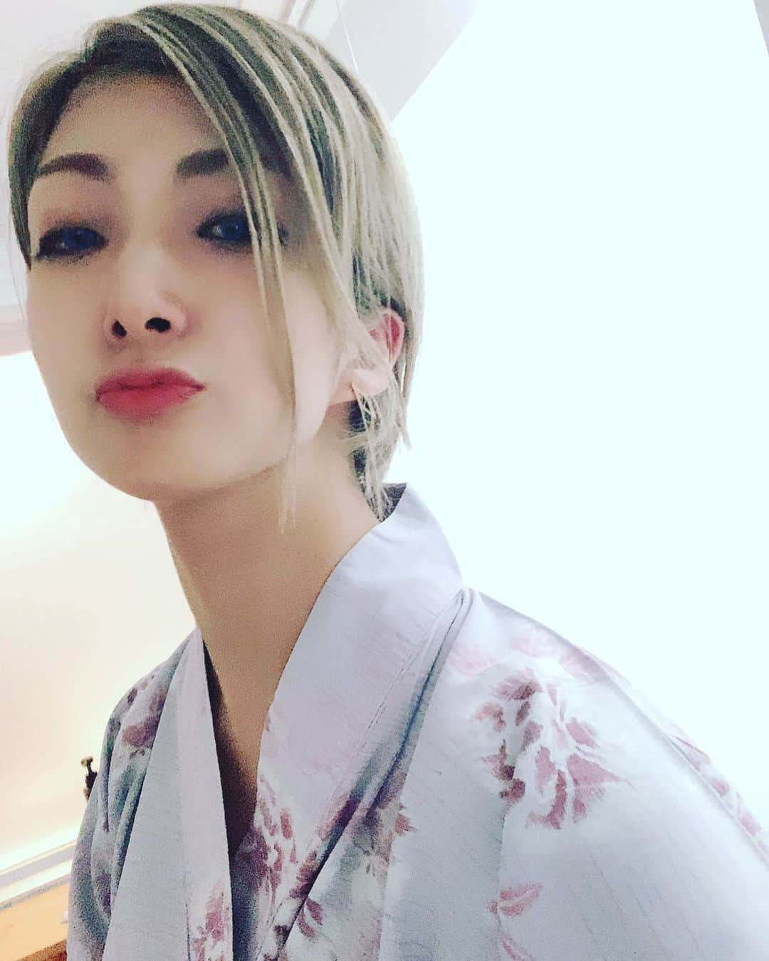 花瑛ちほさんのインスタグラム写真 - (花瑛ちほInstagram)「女の子柄の浴衣でもめんずちっく花瑛  #なんなら #帯 #腰骨のあたりで締めようとする #女帯 #苦しくない ?」9月26日 18時10分 - eichan1117