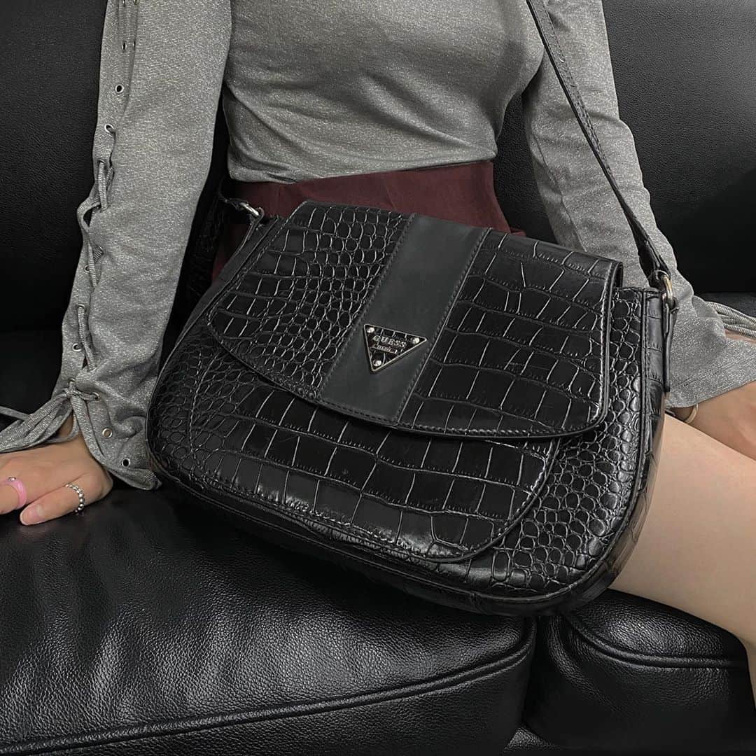 のインスタグラム：「ㅤㅤㅤㅤㅤㅤㅤ guess bag ㅤㅤㅤㅤㅤㅤㅤ ※通販ご希望の方はDMにてお問い合わせください。 ㅤㅤㅤㅤㅤㅤㅤ #tokyo #shimokitazawa #mabataki #guess #bag #東京 #下北沢 #古着 #下北沢古着屋 #マバタキ #ブランド古着 #ゲス #バッグ ㅤㅤㅤㅤㅤㅤㅤㅤㅤㅤㅤㅤㅤㅤ」