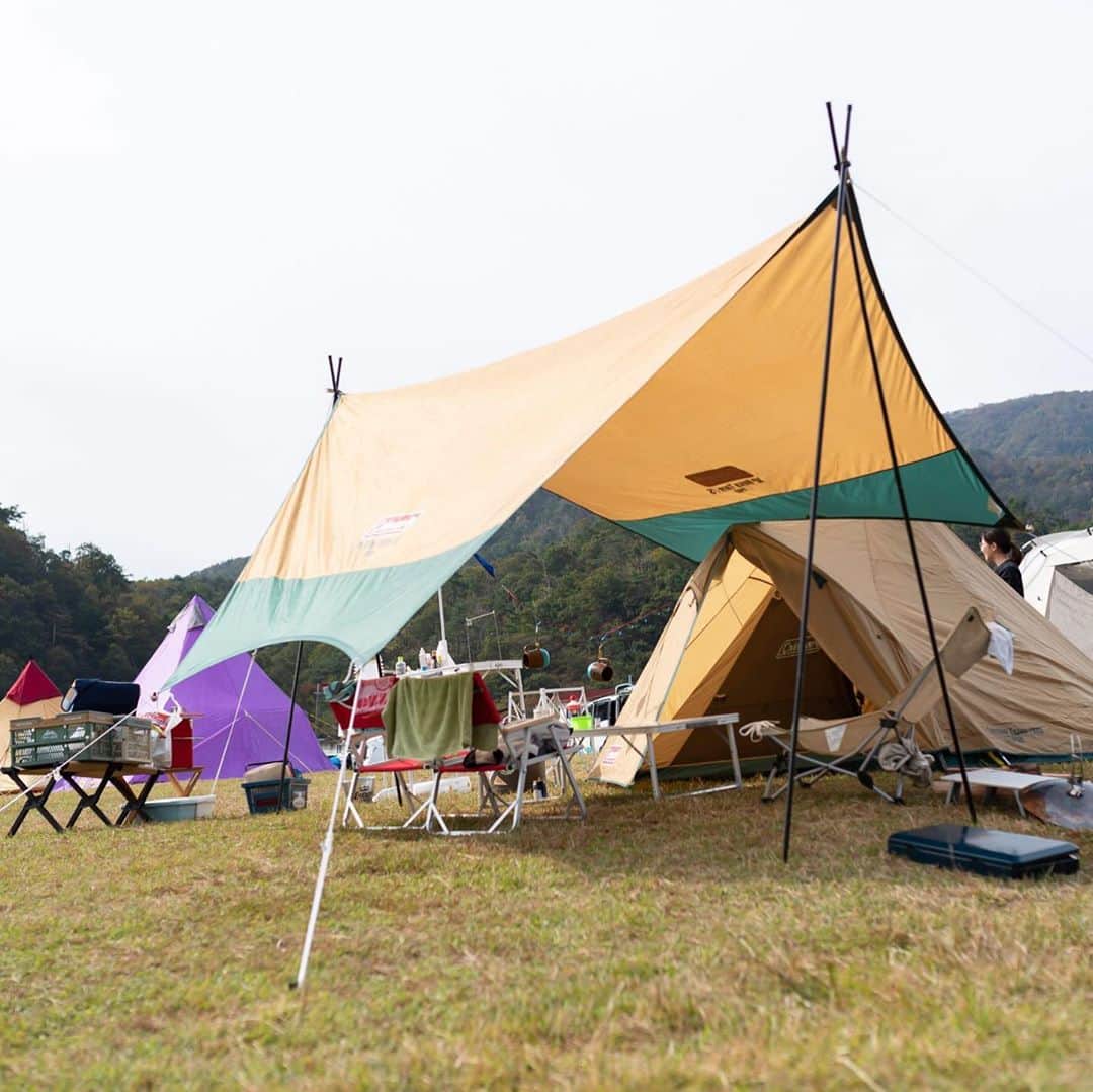 キャンプ情報サイト［ランタン］さんのインスタグラム写真 - (キャンプ情報サイト［ランタン］Instagram)「CAMP SMILE STYLE ／ 楽しむ中にも礼儀あり！ サイトを綺麗にして次の人に楽しさを繋ぐ！ ＼ いろんなキャンパーのキャンプスタイルを現地取材と一般キャンパーからの投稿で数多く掲載してます。 . . 詳しくは @lantern.camp webサイトをご覧ください . . #camp #camping #outdoor #travel #trip #lantern_smile #nature #キャンプ #キャンプ用品 #キャンプギア #アウトドア #テント #自然 #旅行 #キャンプ初心者  #キャンプ好きな人と繋がりたい #camper #外遊び #マキノ高原キャンプ場 #デュオキャンプ #LANTERN #デュオキャン #chums #キャンプレイアウト #コールマン #チャムス #チャムスキャンプ #チャムスタグラム #チャムス好き #チャムスクーラーボックス」9月26日 18時08分 - lantern.camp