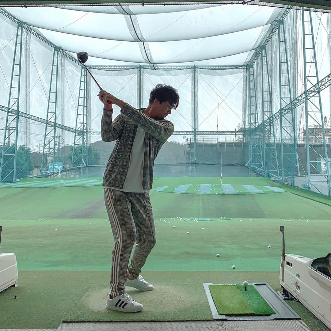 のインスタグラム：「スポーツの秋ということでゴルフはじめました⛳️ youtubeみてイメージしてたけど全然ダメね🙅🏽‍♂️ 次はレッスン受けよ🏌🏽‍♂️ ゴルフ楽しい😋 #ゴルフ#golf」
