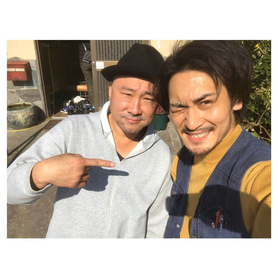 高木勝也さんのインスタグラム写真 - (高木勝也Instagram)「内田監督。﻿ ﻿ 『ミッドナイトスワン』の世界に連れてきてくれた内田英治監督と。﻿ ﻿ 『湘南純愛組!』で初めてお会いしました。﻿ ﻿ だからまだ二作目ではあるのですが、何時も内田さんの思考や美学、作品創りの細かい拘り含め、素敵な経験をさせて頂いてます。﻿ ﻿ 考え方において。﻿ わ、その角度だ。。﻿ って思わせて頂ける事が本当に多くて。﻿ ﻿ 『ミッドナイトスワン』でも、少しの出演ではありますが自分にとって凄く大切なシーンで戦わせて頂きました。﻿ ﻿ 見て頂けた方はわかると思いますが、とても度胸のいるシーンだったので。﻿ ﻿ 有り難い。﻿ ﻿ 既に映画をご覧下さった皆様、感謝です。﻿ 初日の動員数も凄かったみたいで。﻿ ﻿ この先も是非、凪沙さんと一果ちゃんを中心とするミッドナイトスワンの美しい世界をどうぞよろしくお願いします。﻿ ﻿ ﻿ 今日はね﻿ ほんの少し雨が上がったタイミングで﻿ とある場所に傘を忘れて﻿ その後また当たり前の様に降ってきて﻿ びっっっちゃびちゃになりましたっ。﻿ ﻿ 最高！！笑﻿ ﻿ 気温も下がったり﻿ けど室内いると暑かったりで﻿ 何かと大変ですが﻿ 体調にはお気をつけ下さいな。﻿ ﻿ ではでは休日を存分にお楽しみ下さいね(^^) #ミッドナイトスワン #湘南純愛組 #内田英治 #haveaniceday #haveaniceweekend」9月26日 18時19分 - katsuyoung__1128