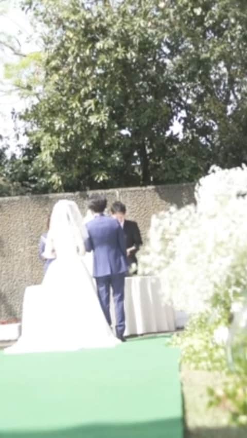 富山結婚式 ヴィラグランディス富山のインスタグラム：「， ， ， ， ， ，  今回は2018年4月にご結婚式をお手伝いさせて頂いた新郎新婦様をご紹介♬ 緑溢れるガーデンでの挙式は普段は感じられない開放感や特別感を皆様へお届けすることができました🍀  ガーデン挙式ができるここまで広い完全プライベートガーデンがあるのは富山県唯一❤︎ ヴィラグランディスウェディングリゾート富山が誇る設備の一つです！  ， ， ， ， YouTubeには他の動画も載っていますので、気になる方はぜひYouTubeもご覧ください！ ， YouTubeでは"ヴィラグランディス"と検索してね♬ ， ， ， ， ， ， ， ， #ヴィラグランディス富山 他の写真も気になる方はプロフィールから 公式HPもご覧ください▶︎▶︎▶︎」