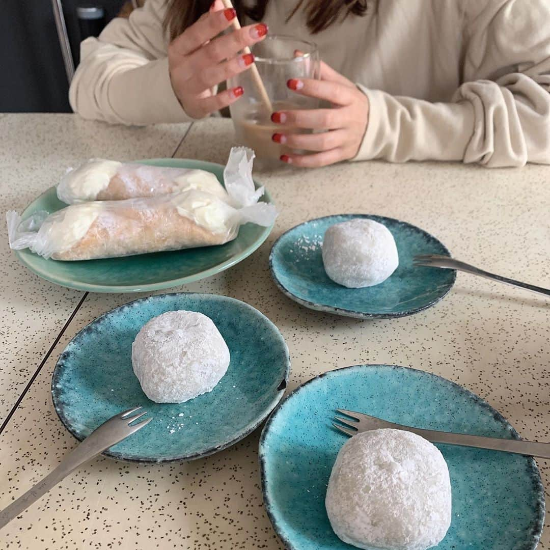 春名亜美さんのインスタグラム写真 - (春名亜美Instagram)「恒例の #えみりあみちひろ 会🍩🍪🧁 @emilybluejewelry @inohanachihiro   CAFEでlunchしてから、 エミリーちゃん家に移動してお茶するのが最近のパターン🍹 なんでこんなに時間が経つのが早いの！？ってくらいいつもあっという間⏳  アイスカフェラテと美味しいスイーツがあれば、きっといつまででもお喋りしてられる🍪☕️🥛  大人になってから、こんなに色々相談したり、語り合えるお友達が出来るって最高☺️❤️」9月26日 18時16分 - amiharunaami