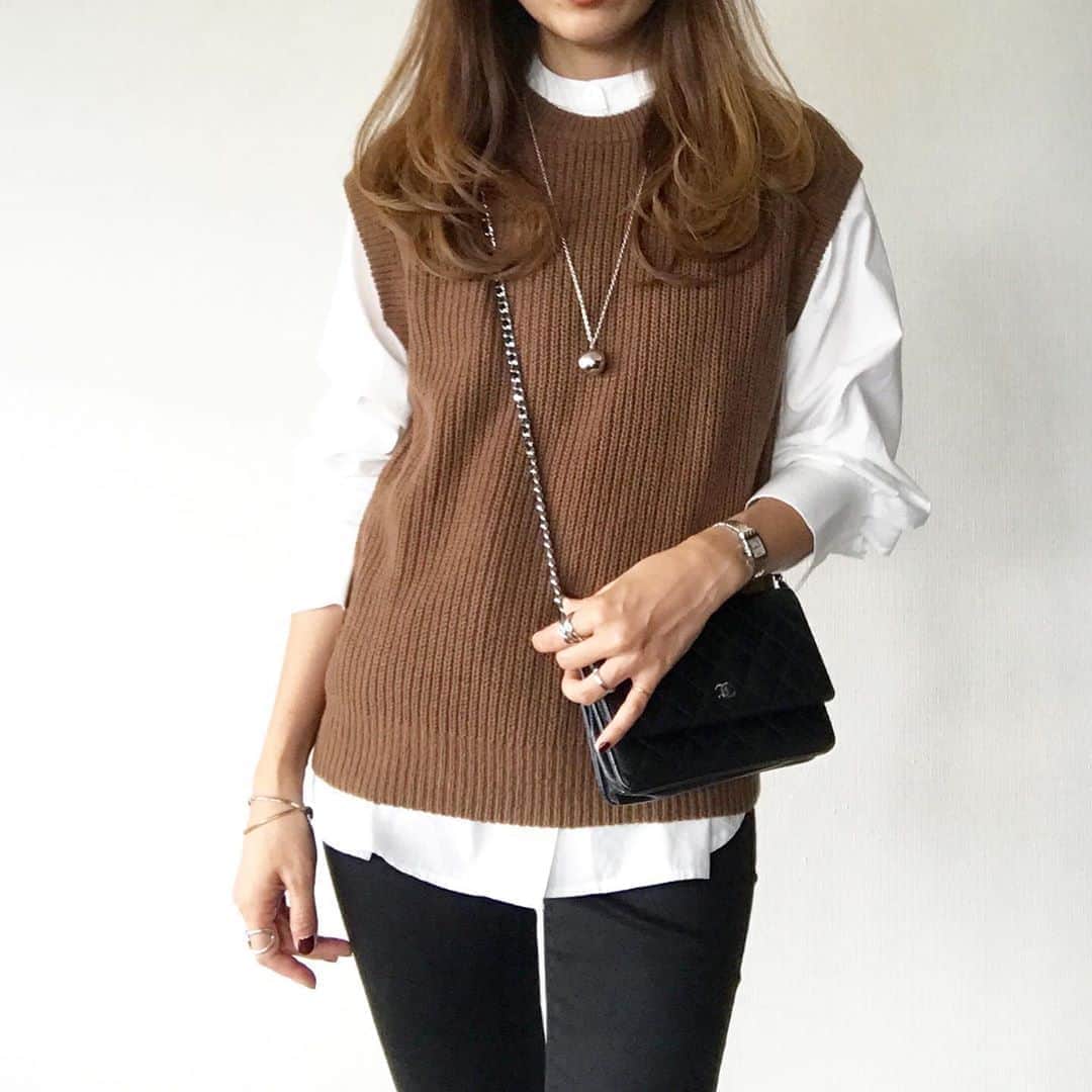 のインスタグラム：「* 🍂🍂🍂 today’s outfit…❤︎ 気付けば #上下ユニクロ コーデ。 * 先日まで一枚で着ていた @uniqlo メンズの #オーバーサイズクルーネックベスト 。 今日は涼しかったので白シャツとレイヤード☺️ * ベストのサイズはXSだけど、メンズだから意外にシャツ入れても全然いける👍✨ * * knit & denim… @uniqlo @uniqlo_ginza shirt… @urs_official bag & shoes… @chanelofficial necklace… @chieko6 * * * #outfitoftoday #mineby3mootd #uniqloginza2020fw #uniqloginza #uniqloコーデ #chanelbag #chanelwallet #ゆるふわヘア #上下ユニクロ部 #ユニクロコーデ #ユニクロニット族 #ユニクロ購入品 #今日のコーディネート #シンプルコーディネート #大人女子コーデ #大人シンプルコーデ #アラフォーママコーデ #30代ファッション #ユニジョ #秋コーディネート #メンズを着こなすユニジョ #シャネル財布 #シャネルバッグ #ウルトラストレッチジーンズ #ユニクロ新作 #ユニクロデニム族 #ベストコーデ」