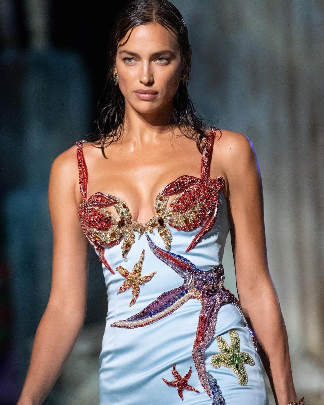 Vogue Parisさんのインスタグラム写真 - (Vogue ParisInstagram)「The @versace show space transported us to the vestiges of an un under-the sea utopian city, with crumbling pillars, ancient statues and stone Medusas. Welcome to Versacepolis, a world inhabited by vibrant creatures of all different genders, origins and body types. The casting delivered a loud and clear message about the fashion world’s new inclusive values. The collection used the house’s “Trésor de la Mer” print, designed by @donatella_versace’s brother Gianni in 1992, as a starting point, bringing Versace’s original aesthetic into the world of today. #Versace #MFW」9月26日 18時17分 - voguefrance