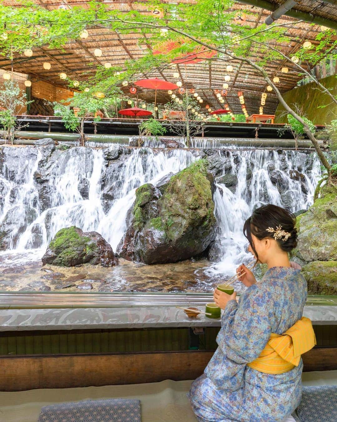 詩歩さんのインスタグラム写真 - (詩歩Instagram)「🎐﻿ ﻿ 京都の夏の風物詩・貴船の川床﻿ ﻿ 京都に移住したのは去年の初夏だったけど、念願かなってやっと今年行ってこれました！﻿ ﻿ この「川床」とは、貴船川の上すれすれの場所に、毎年5-9月の期間だけ設置される「床」のこと。﻿ 夏が暑い京都だけど、同じ市内でも川の上は涼しくて心地よい〜✨﻿ ﻿ せっかくなのでお着物をレンタルして行きました👘﻿ ﻿ 川床はいろいろな料亭さんが京料理を提供されているのですが、私はリーズナブルに「流しそうめん」が楽しめる「ひろ文」さんへ。人生初の流しそうめんは動画を10分くらいで瞬きする間に終わりました😂﻿ ﻿ ﻿ ちなみに、市内中心部の鴨川に設置される「川床」は「かわゆか」と読み、こちら貴船に設置される「川床」は「かわどこ」と読むそう。どっちがどっちかいつもわからなくなって、いろんな人に注意してもらいます・・・😅京都難しい・・・﻿ ﻿ ﻿ 貴船まで来るには公共交通機関が推奨されています。駐車場がかなり少ない上にすれ違いが難しい道なのでくれぐれもご注意くださいね🚌（＋現在叡山電鉄は大雨の影響で一部区間で運休中です。私は国際会館駅からタクシーで行きました）﻿ ﻿ 🎐﻿ ﻿ One of Kyoto's summer traditions, Kibune's riverbed!﻿ ﻿ This "riverbed" is set up along the Kibune River from May to September every year.﻿ It's hot in summer in Kyoto, but it's cool and comfortable on the river even in the same city ✨﻿ ﻿ There are many different types of restaurants serving Kyoto cuisine in the riverbed, but I went to Hirobun where I could enjoy "Nagashi Somen" at a reasonable price. ﻿ ﻿ ﻿ Public transportation is recommended to get to Kibune area. 🚌 ﻿ ﻿ ﻿ ﻿ 🙏旅行を検討中の方へ﻿ 政府や自治体が発表している新型コロナウイルスの最新情報を確認しましょう！﻿ #withコロナ旅行 での感染対策についてはyoutubeに動画をあげています﻿ ﻿ ﻿ 📷 Sep 2020﻿ 📍貴船／京都﻿ 📍Kibune／Kyoto Japan﻿ #shiho_kyoto﻿ ﻿ ﻿ ﻿ ©Shiho/詩歩﻿ ﻿ ﻿ ﻿ ﻿」9月26日 18時17分 - shiho_zekkei