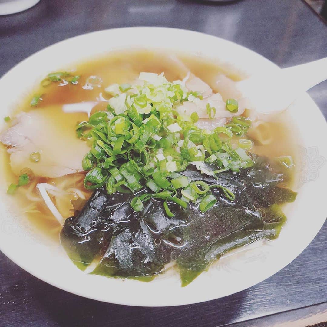 松本隆博のインスタグラム：「何気にはいったラーメン屋。 これ500円でめちゃくちゃ美味い よ。チャーシューも分厚くうまい。   豊来 〒791-1112 愛媛県松山市南高井町１９７６−１ 089-957-6643 https://maps.app.goo.gl/8f3bHzfGvJFCbibm7」