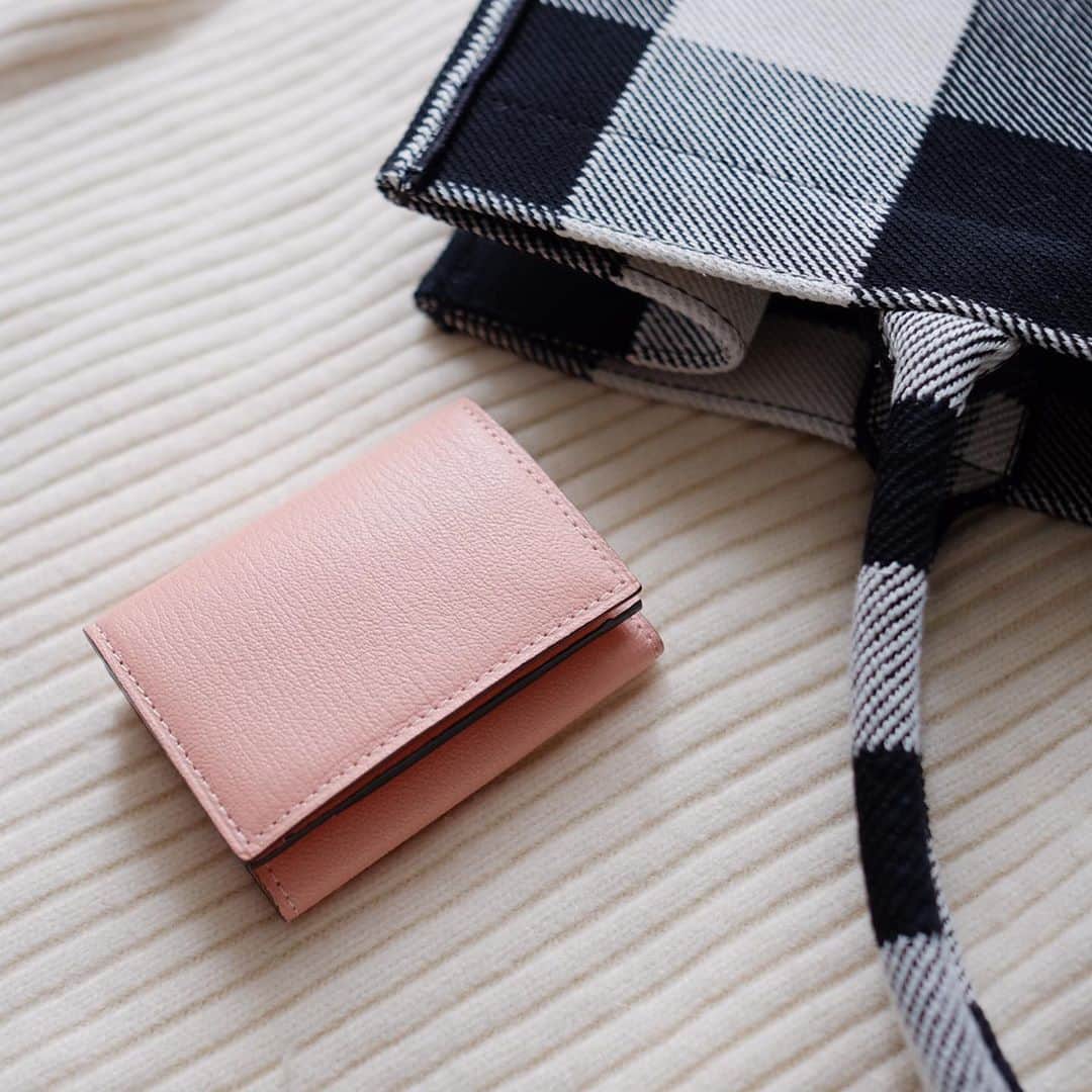 Keikooooooのインスタグラム：「@larcobaleno_official の三つ折り ミニウォレットを再入荷を待ってnewin🤎 ピンクって永遠にスキ♾ 小さいバッグ用に買ったけど、もうこれでいいぐらい気に入ってる😳⭐️小銭がパッと見やすくて、出し入れしやすくて、お札もカードも収納出来て、コンパクトなのに、使いやすい👏✨ そして、上質な皮素材で、すぐに完売になるのがわかる💭🥰別注シリーズも欲しいな💭 色んなカラーがあって、あれこれ欲しくなるパターン😆♾ . #larcobaleno #ラルコバレーノ #イタリア #財布 #italia #wallet #purse #ギフト #gift」