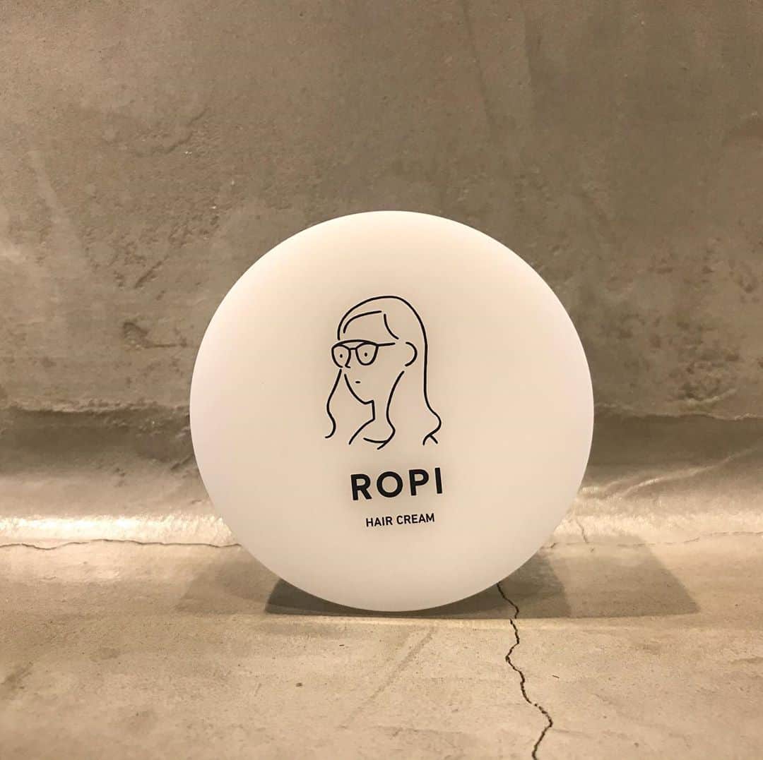 nanukさんのインスタグラム写真 - (nanukInstagram)「. ROPI 初めてのクリームタイプのスタイリング剤が出来ました！ . シュガースクワランをメインに、98%が植物由来成分で、髪にも肌にも環境にも優しいCREAMです。 . スクワランベースのため少量でしっかりと潤い浸透します。 . パッケージデザインは今回も　@kaerusensei ! . 香りはベルガモットオイルを中心にビターオレンジの葉、ガイアックウッドの香りをブレンド つけたときに自分にだけ香るほのかな大人の香りです。 . 10/2〜店頭にて販売startします。 . スタイリングや使い方も更新していきますね☺︎ #ropi  #nanukhair  #ropiの使い方 #yunagaba」9月26日 18時24分 - nanukhair