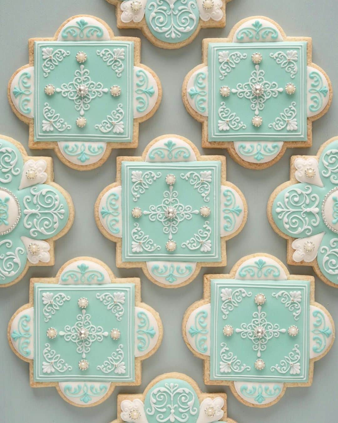 KUNIKAのインスタグラム：「Tiffany blue and white tile cookies.﻿ I expressed an elegant design with only two colors and with pearl sugar for accent!💎﻿ ﻿ アイシングは絵具のように色々な色が元々ないので、毎回調合して使いたい色を作ります。﻿ 絶妙な色ができた時、とってと嬉しいし楽しい🎨﻿ この水色もそんな色です⛲️ ﻿ #artofkunika」