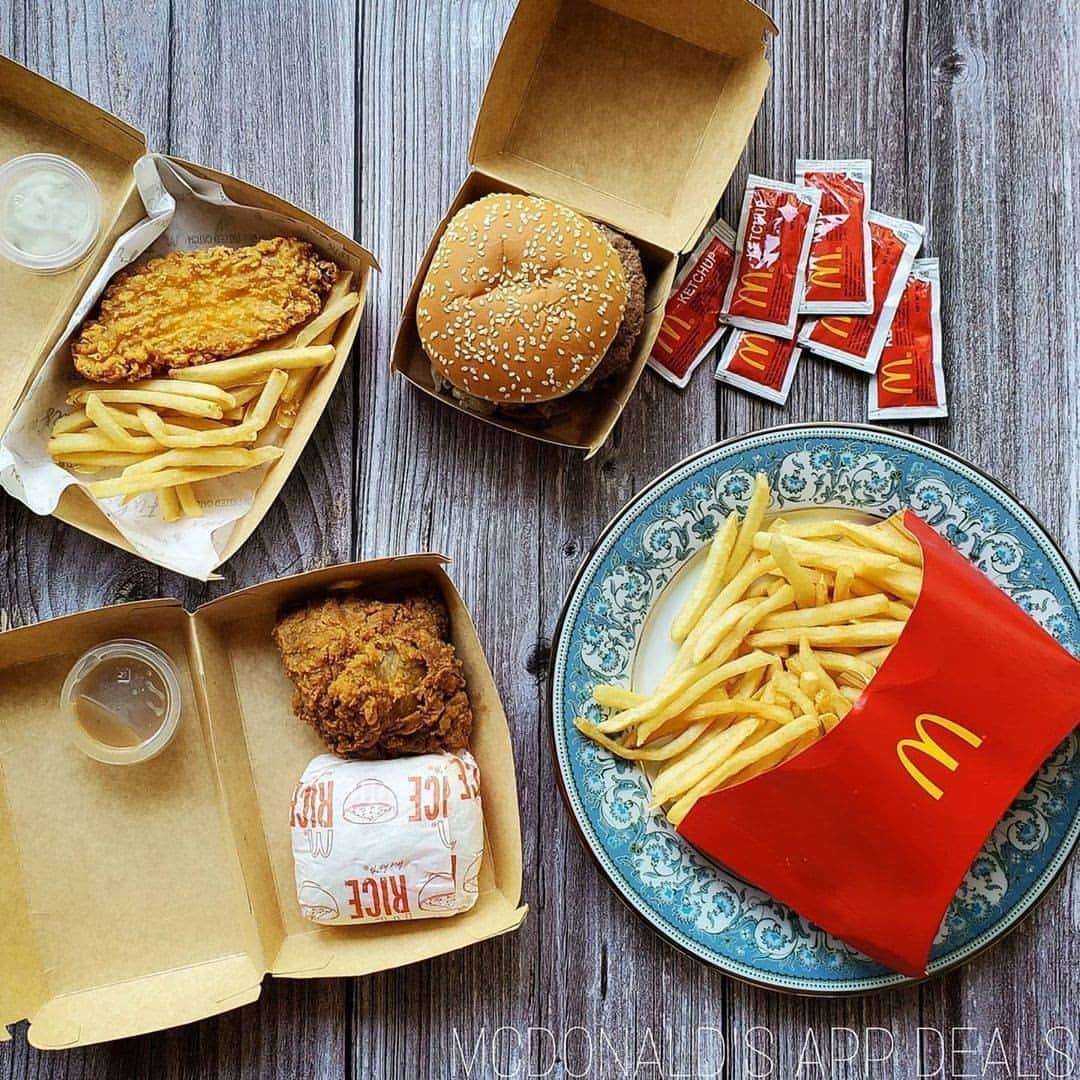 McDonald's Philippinesのインスタグラム：「This spread by @something_pinoy_ph is 💯! Dive into the weekend with Big Mac, BFF Fries, Chicken McDo, Fish & Fries, and more! 🎉 🙌  See you when you Drive-Thru, Take Out, or Pick-Up at McDo. You can also order via the McDelivery PH App, website, McDo Messenger, or call 8888-6236 (for NCR).」