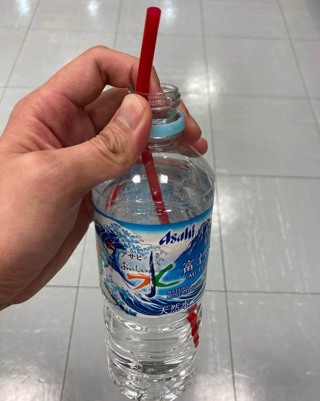 宮戸洋行のインスタグラム：「君にいいことがあるように〜今日は赤いストローさしたげる♩ まもなく19時よりキングオブコント 決勝始まります！」