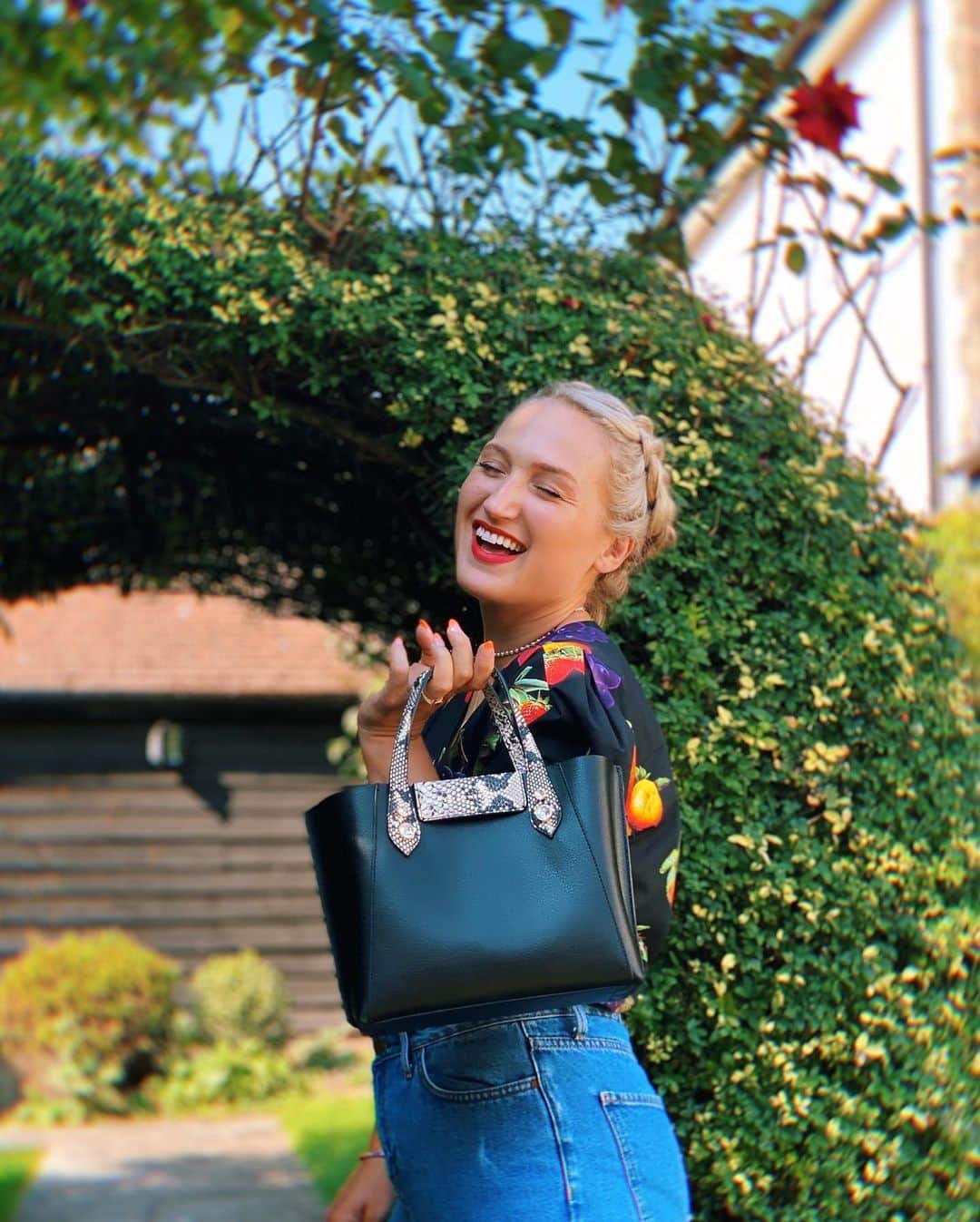 SOPHIA WEBSTERさんのインスタグラム写真 - (SOPHIA WEBSTERInstagram)「Sophia-sticated Saturday with my new ‘Hola’ mini tote bag 🖤💋. I am so excited to finally launch these totes! I have produced them in two sizes- mini and large (large enough to throw everything in bar the kitchen sink- trust me I’ve tried it 🤣) Both sizes come with a removable leather butterfly charm and crystal hardware to secure the handles with some subtle sparkle. 💫 S x 🦋⁣ ⁣ #SophiaWebster #SophiaWebsterBags⁣ #sophiainsophias」9月26日 18時31分 - sophiawebster
