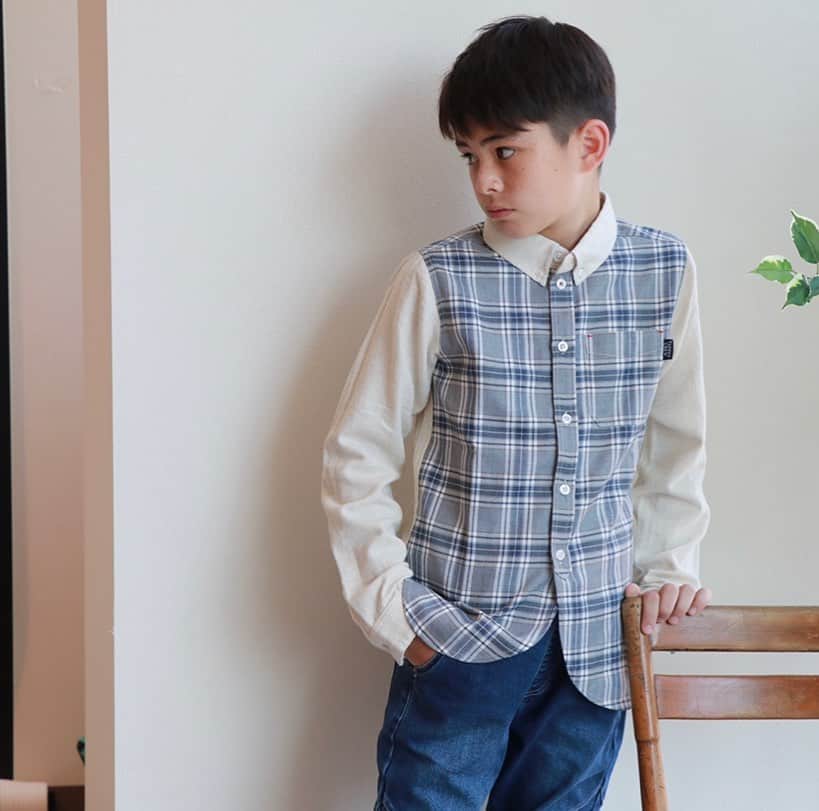 TAPPETのインスタグラム：「TAPPETのシャツ👔は万能無敵。スタイリングを品良く仕上げてくれるし、羽織りにも出来るよう裾はラウンド。ずっと続いているスタイルです。これからの秋のoccasionに向けてマストな一枚。  #kobe #tappet #キッズシャツコーデ #品良し #万能アイテム#綺麗め男子」