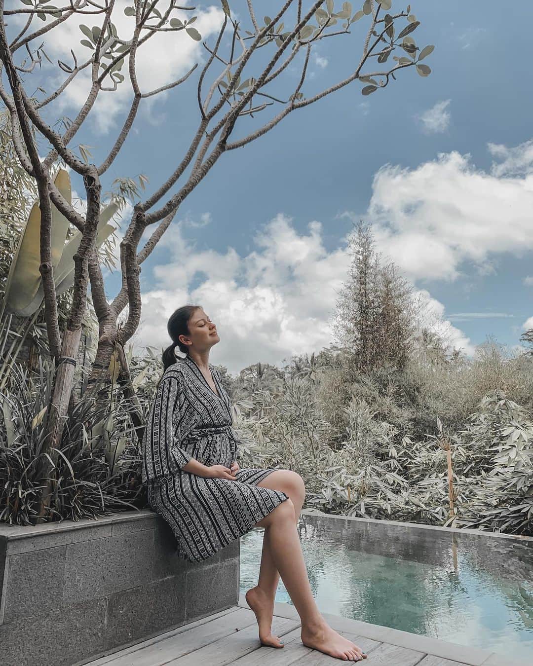 Kimberly Ryderのインスタグラム：「Always a wonderful time being back in our home away from home at @samsaraubud. 🌿 • Kami kesini di setiap tahap hubungan kami. Dari pacaran, baru nikah, hamil, dan kali ini sama Rayden dan hamil lagi. 🥰 • 📷 @edward_akbar 🤍」