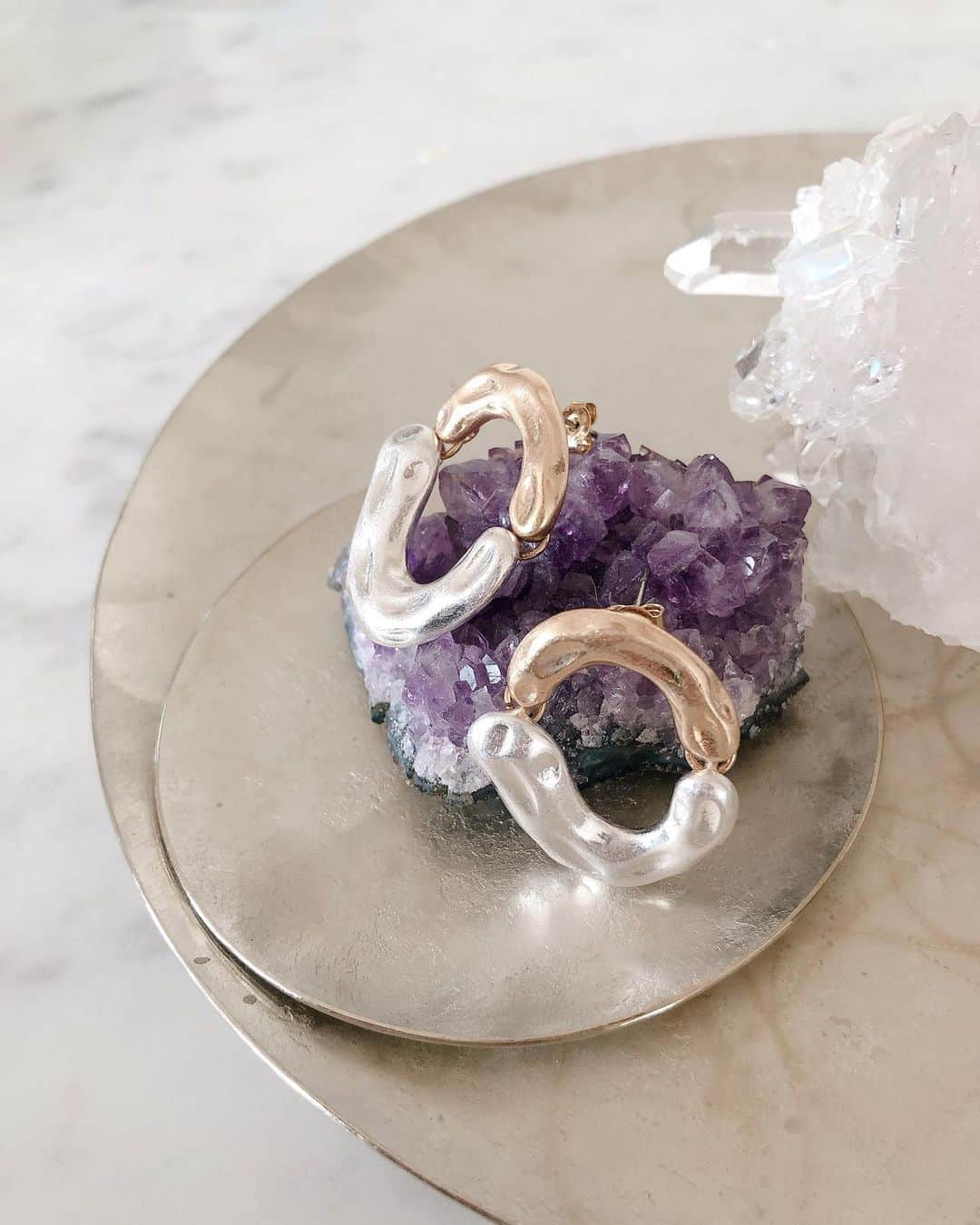 山脇道子のインスタグラム：「アクセサリーはgoldもsilverもミックスしちゃうわたしにぴったりの @tres__collection のピアス🙆🏻‍♀️ マスクチェーンは @_estella.k_ のgoldチェーン😊 ちょっと外して飲み物を飲むときとか すっごく便利😦❣️」