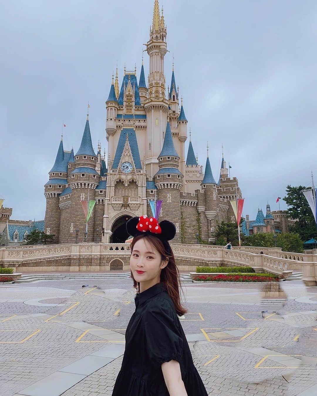 磯田 ひかる(Hikaru Isoda) のインスタグラム：「今日19:00にディズニー動画あげる🖤 半袖のワンピで行ったら寒すぎて、 パーカー買ったら修学旅行の高校生みたいになったすまん😂🙏  #tokyodisneyland #disneyland」