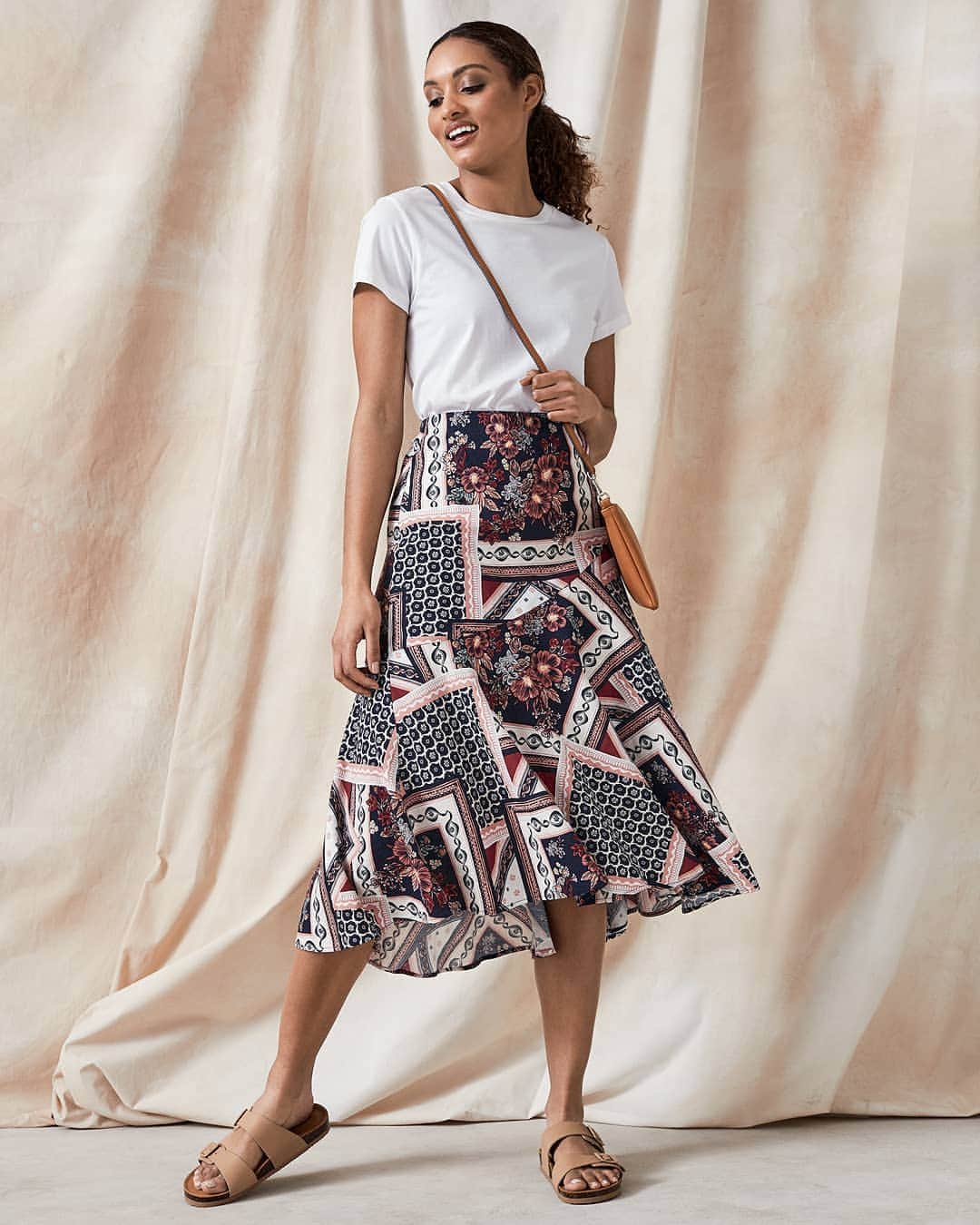 Target Australiaさんのインスタグラム写真 - (Target AustraliaInstagram)「Float through spring in our linen blend midi skirt. Cut on the bias, its scarf print pattern will will flatter your figure with every step step.   🎯♥️ #targetaus #targetauswomen」9月26日 18時37分 - targetaus