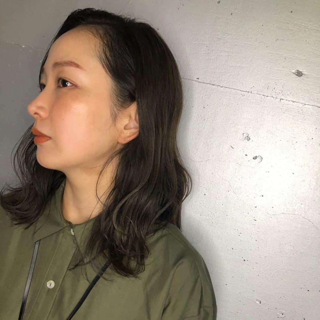 中上真亜子さんのインスタグラム写真 - (中上真亜子Instagram)「こないだ熊本の兄のとこで カラーしてカットしてトリートメントした💇‍♀️  実のある話なんて１つも無いけど 久しぶりで楽しかった😇😇😇  席も広くなってたよ🤍 いつも行ってくれてる方々 本当にありがとうございます☺️🍻 #弟の様な兄大輔」9月26日 18時39分 - maako_nakagami