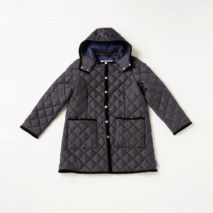 エリオポールのインスタグラム：「. Brit chic! 9.4.fri.-10.4.sun. . - Recommend item- . TraditionalWeatherwearの定番ARKELEYシリーズが、HÉLIOPÔLE 限定の配色で登場。前立て・裾とポケットに配されたベルベットパイピングとシルバーのスナップボタンがアクセントとなるデザインです。 . COAT [TraditionalWeatherwear]  28,000yen+tax . . . . #HELIOPOLE #HELIOPOLE10 #エリオポール #TraditionalWeatherwear #2020aw #autumnwinter #selectshop #fashion #style」