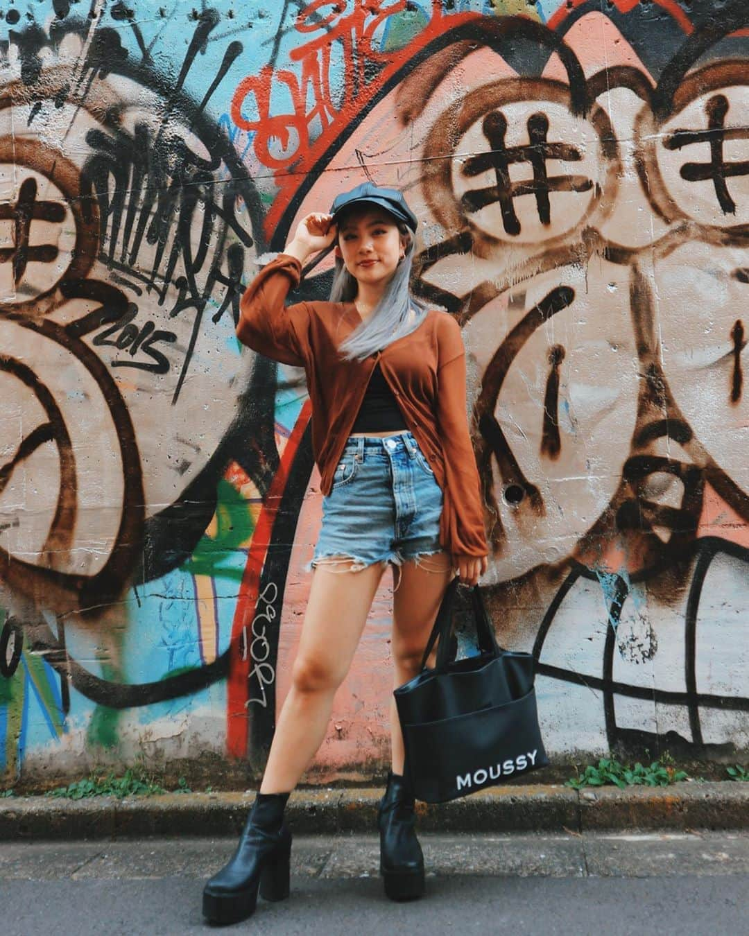 樽井みかさんのインスタグラム写真 - (樽井みかInstagram)「・ ・ #みかmood  カジュアルGALな1日★ Tops : @bershka  Outer : @sly_official  Pants : @zara  Hat : @spiga_official  Shoes : @re_rz  Bag : @moussyofficial  ・ ・ #casual #カジュアル #GAL #コーデ #本日のコーデ #背景可愛い」9月26日 18時48分 - miiica_home