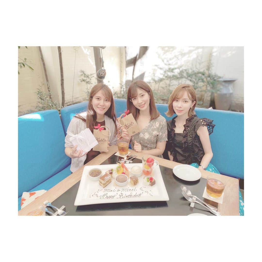 大崎みらいのインスタグラム：「、 ちょっとまえに しおんちゃんが まいぴょんとわたしの お誕生日お祝いしてくれました🥰 、 自分の誕生日忘れてたから めっちゃびっくりした…笑 、 まいぴょんからも お誕生日プレゼントもろてん… ちゅーしたくなるリップグロスだって… かわいい…笑 、 なんも用意せず 2人に会える嬉しい〜🤪 ってアホな顔してた私は もう引退ですわ← ほんとごめんなさい🙇‍♀️笑 、 、 昼から集まって 夜までひたすら話してたよ笑 とまらない〜😚💓 定期的に会ってお話したのしい💓 、 可愛すぎるお二人との 時間は最高すぎでした。 またすぐ会おうね♡ 、 、 、 #表参道 #CICADA #表参道ランチ #石岡真衣 #黒澤詩音  #かわいい  #サロンモデル #ヘアショー #作品撮り #ヘアコンテスト #撮影モデル #モデル  #美容師さんと繋がりたい  #ポートレート撮影 #自撮り女子  #イベントコンパニオン  #被写体モデル #インフルエンサー」