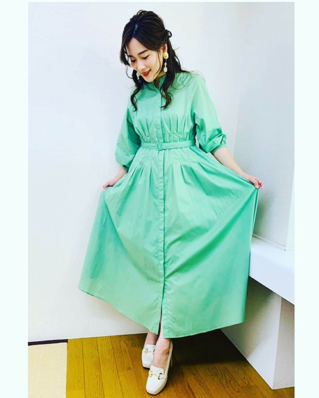 亜希子さんのインスタグラム写真 - (亜希子Instagram)「今日のTBS系の番組お衣装につきまして🍀 ・ お靴はダイアナ。 身長の低い私でも脚が綺麗に見える。 (@dianashoespress ) ・ ミントグリーンのワンピはミラ オーウェン。(@milaowen_official )いやん可愛い。 プロの力をお借りして、時には強制的にキラキラしてみせる。」9月26日 18時48分 - akiko_ohki